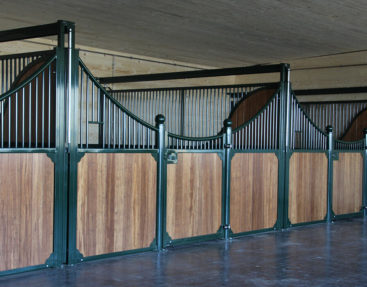 Luxus Pferdeboxen mit ausziehbaren Trennwänden